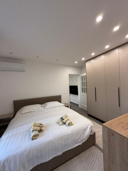 Tirane, jepet me qera apartament 1+1+Aneks+Ballkon Kati 3, 50 m² 600 € (Rruga e Saraceve, tek selvia)
