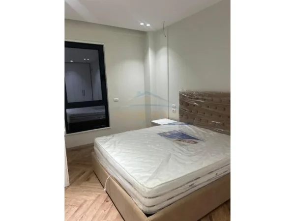 ALF56529 Tirane, jepet me qera apartament 2+1 Kati 6, 106 m² 800 € (Porcelan)