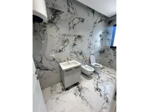 ALF56529 Tirane, jepet me qera apartament 2+1 Kati 6, 106 m² 800 € (Porcelan)