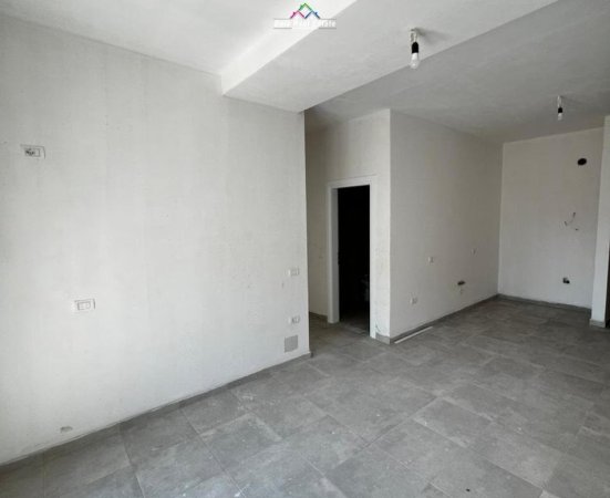 Tirane, jepet me qera zyre Kati 1, 97 m² 550 € (shkolla niket dardani)