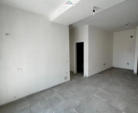 Tirane, jepet me qera zyre Kati 1, 97 m² 550 € (shkolla niket dardani)