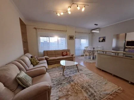Tirane, jepet me qera apartament 2+1+2+Ballkon Kati 7, 97 m² 750 € (Pazari i Ri)
