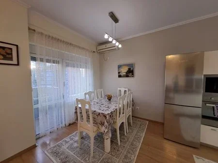Tirane, jepet me qera apartament 2+1+2+Ballkon Kati 7, 97 m² 750 € (Pazari i Ri)