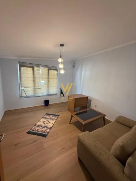 Tirane, jepet me qera zyre Kati 11, 100 m² 900 € (KOMUNA E PARISIT)