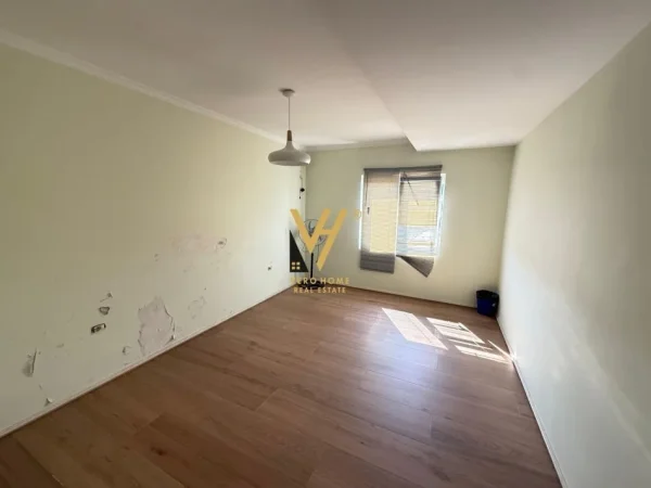 Tirane, jepet me qera zyre Kati 11, 100 m² 900 € (KOMUNA E PARISIT)
