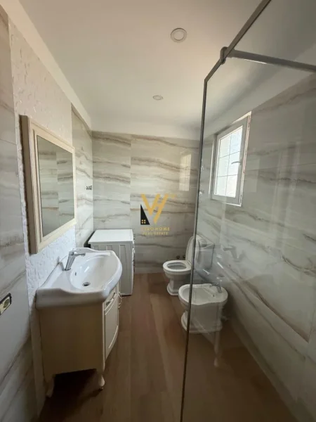 Tirane, jepet me qera zyre Kati 11, 100 m² 900 € (KOMUNA E PARISIT)