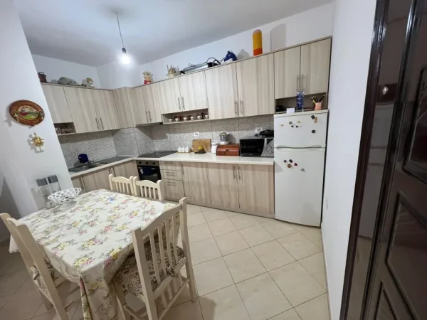 Tirane, QERA 2+1+ Parking  35.000 leke (Fresk)