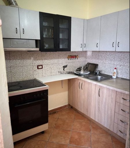 Tirane, jepet me qera apartament 1+1 Kati 4, 65 m² 400 € (PRANE KUPOLES)