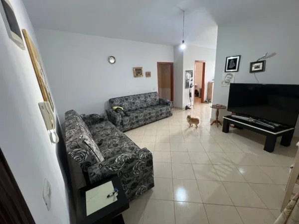 Tirane, QERA 2+1+ Parking  35.000 leke (Fresk)