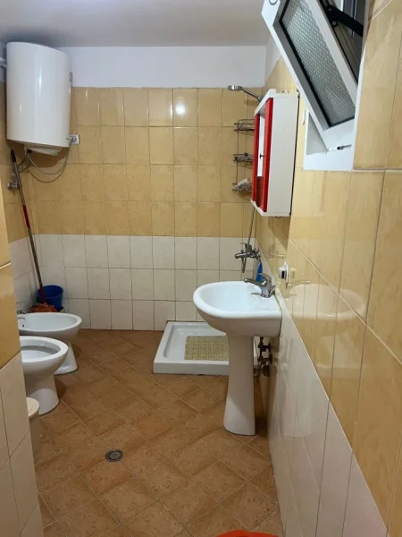 Tirane, QERA 2+1+ Parking  35.000 leke (Fresk)