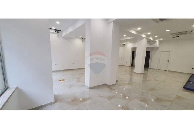 Tirane, jepet me qera ambjent biznesi Kati 0, 100 m² 2.000 Euro (Hoxha Tahsim)