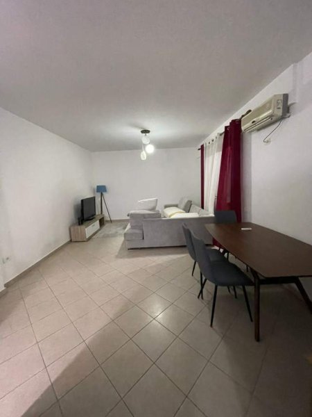 Tirane, jepet me qera apartament 1+1, Kati: 4, 400 € (Pallat i ri me ashensor, perballe Kompleksit Delijorgji)