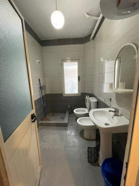 Tirane, jepet me qera apartament 2+1+BLK Kati 1, 75 m² 35.000 Leke (Rruga Kongresi i Lushnjes)