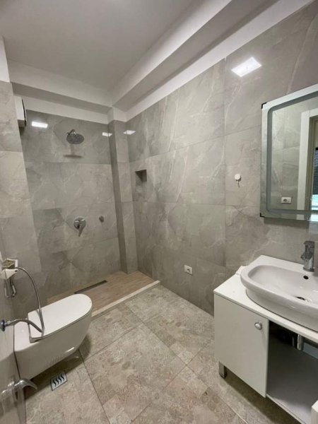 Tirane, jepet me qera apartament 2+1 Kati 7, 105 m² 550 Euro (Rruga Kongresi i Lushnjes)