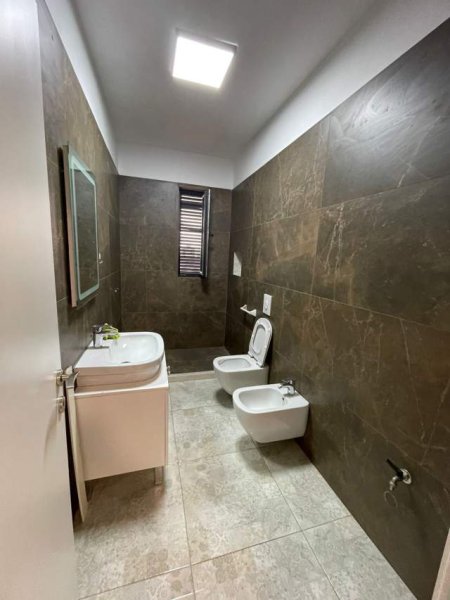Tirane, jepet me qera apartament 2+1 Kati 7, 105 m² 550 Euro (Rruga Kongresi i Lushnjes)