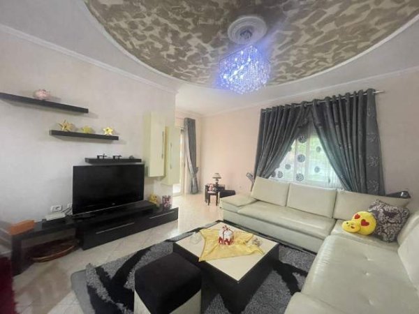 Tirane, jepet me qera apartament 2+1+BLK Kati 1, 110 m² 350 Euro (Rruga Loni Ligori)