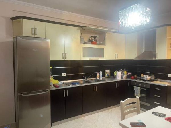 Tirane, jepet me qera apartament 2+1+BLK Kati 1, 110 m² 350 Euro (Rruga Loni Ligori)