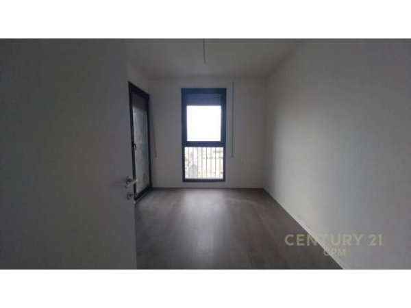 Tirane, jepet me qera apartament 600 Euro (komuna e parisit)
