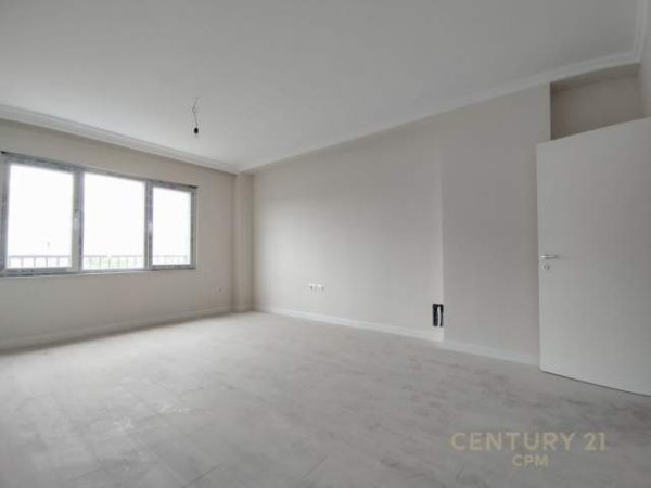 Tirane, jepet me qera apartament 110 m² 900 Euro (PAZARI I RI)