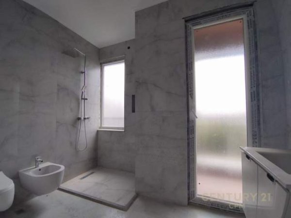 Tirane, jepet me qera apartament 110 m² 900 Euro (PAZARI I RI)