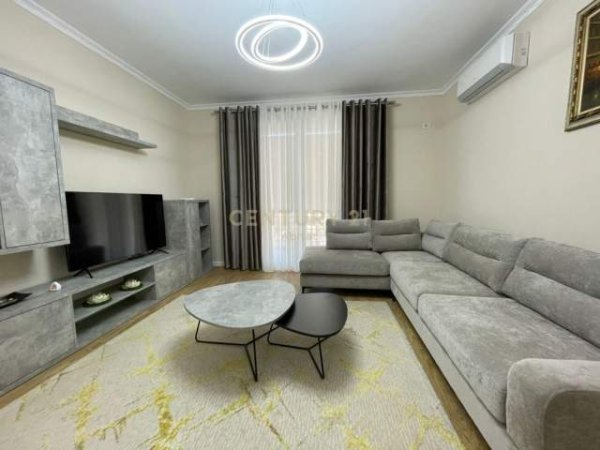Tirane, jepet me qera apartament 2+1 1.000 Euro (QYTT STUDENTI)