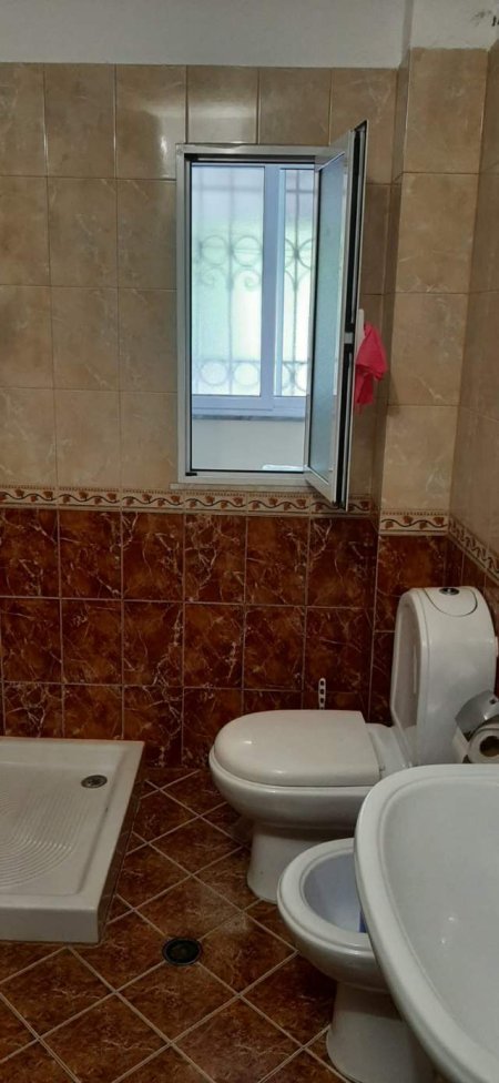 Tirane, jepet me qera apartament 1+1+A 45 m² 25.000 Leke (ALI DEMI)