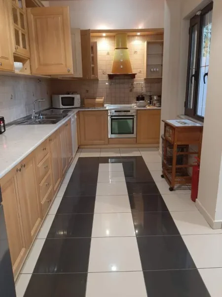 Tirane, jepet me qera apartament 3+1+BLK Kati 2, 220 m² 1.000 Euro (rruga Budi)