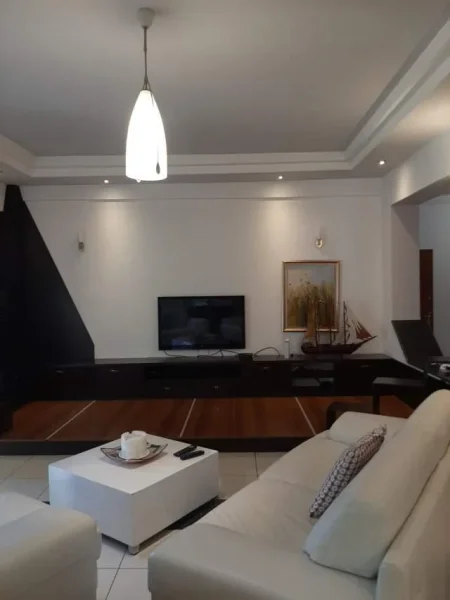 Tirane, jepet me qera apartament 3+1+BLK Kati 2, 220 m² 1.000 Euro (rruga Budi)