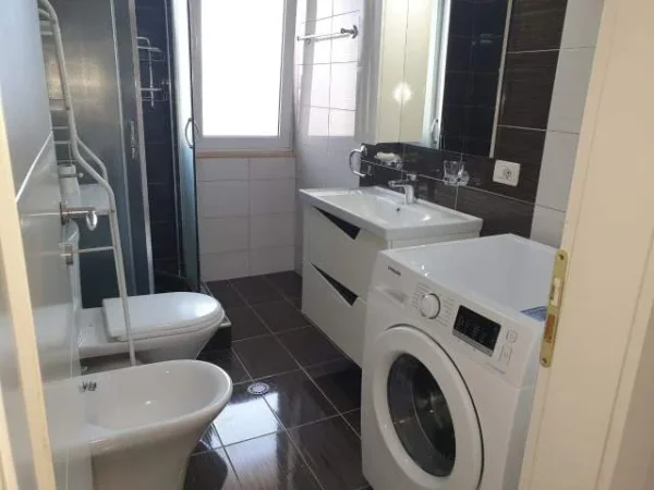 Tirane, jepet me qera apartament 2+1 Kati 5, 600 Euro (kopshti Zoologjik)