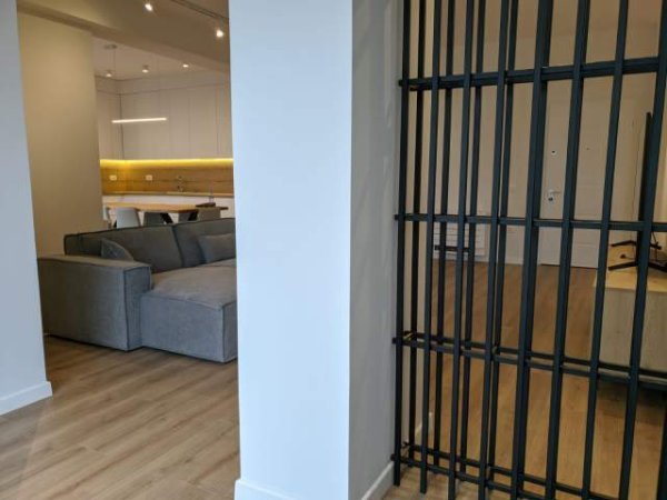 Tirane, jepet me qera apartament 3+1 Kati 10, 140 m² 2.500 Euro (Rruga e Kosovareve)