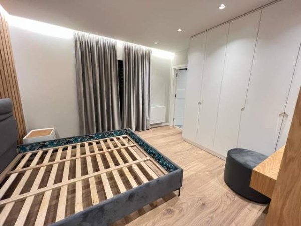 Tirane, jepet me qera apartament Kati 4, 121 m² 600 Euro (astir)