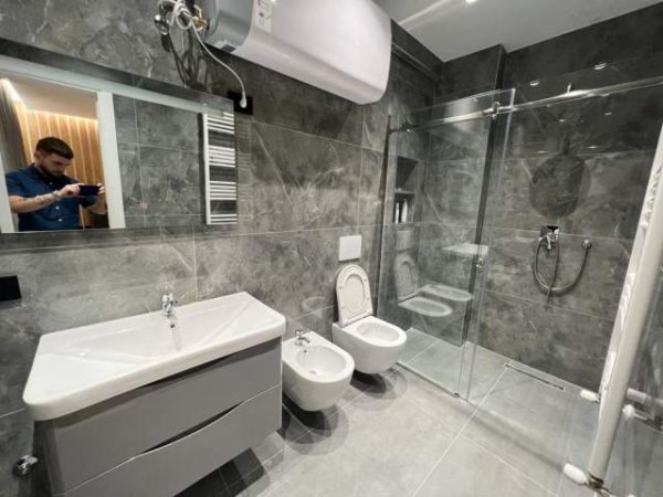 Tirane, jepet me qera apartament 2+1+BLK Kati 5, 121 m² 600 Euro (UNAZA E RE, GREEN CITY)