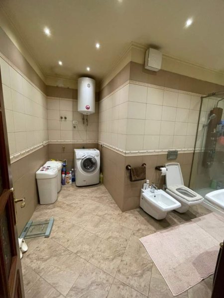 Tirane, jepet me qera apartament 196 m² 2.500 Euro (Rruga e Barrikadave)