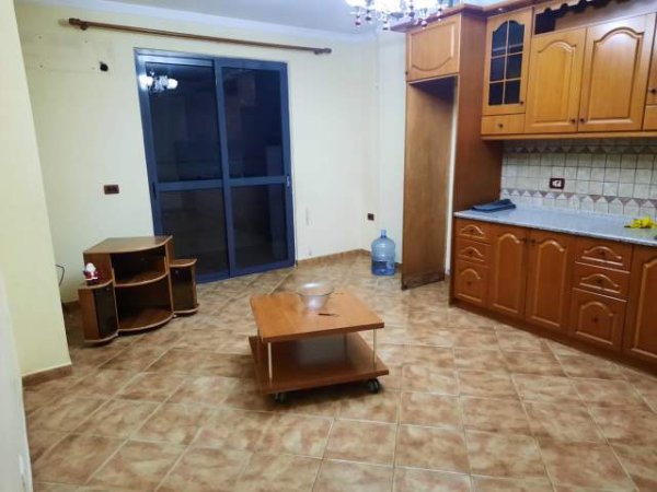 Tirane, jap me qera apartament 350 Euro (Brryl)