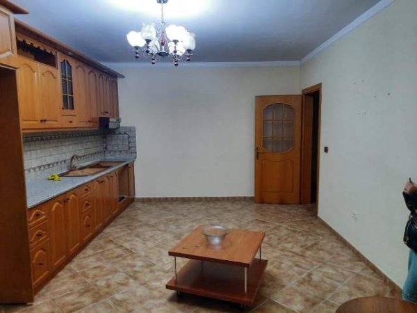 Tirane, jap me qera apartament 350 Euro (Brryl)