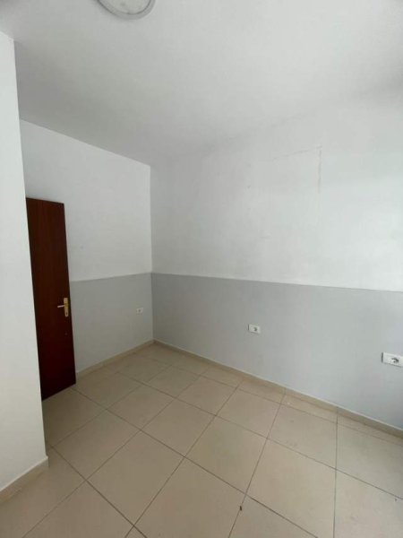 Tirane, jap me qera Ambient biznesi 15 m² 170 Euro (Rruga Fortuzi)