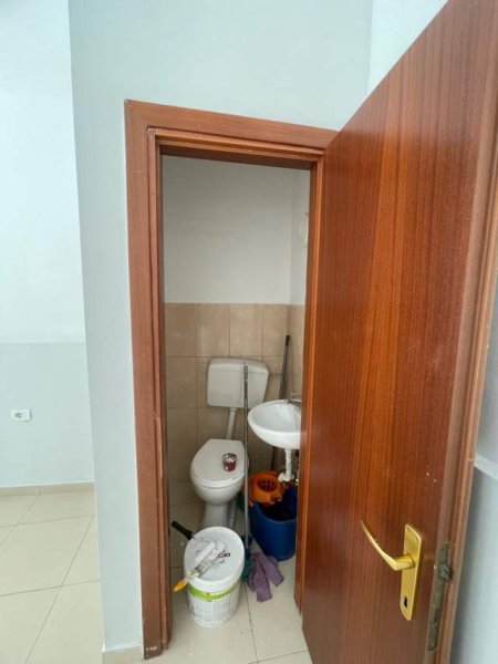 Tirane, jap me qera Ambient biznesi 15 m² 170 Euro (Rruga Fortuzi)