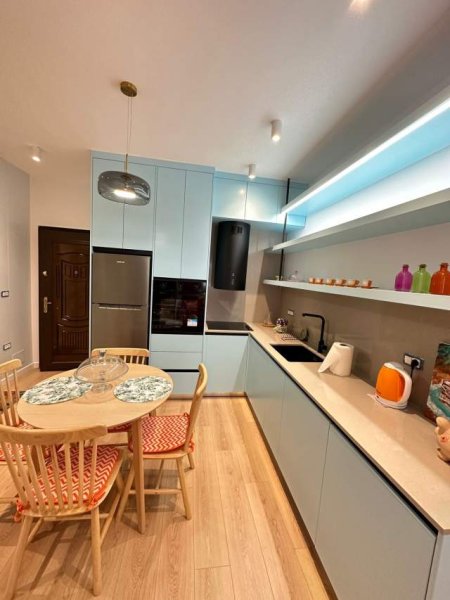 Tirane, jepet me qera apartament 1+1 Kati 7, 65 m² 700 Euro (Bulevardi Bajram Curri, prane Xhamise se Tabakeve)