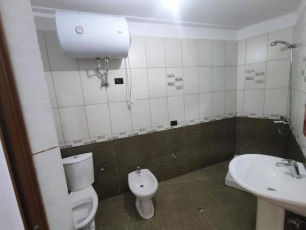 Tirane, shitet 100 m² 67.000 Euro (Fresk Prane Thesarit)