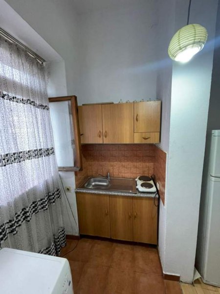 Tirane, jap me qera garsonier 1+1 Kati 2, 38 m² 220 Euro (Medreseja)