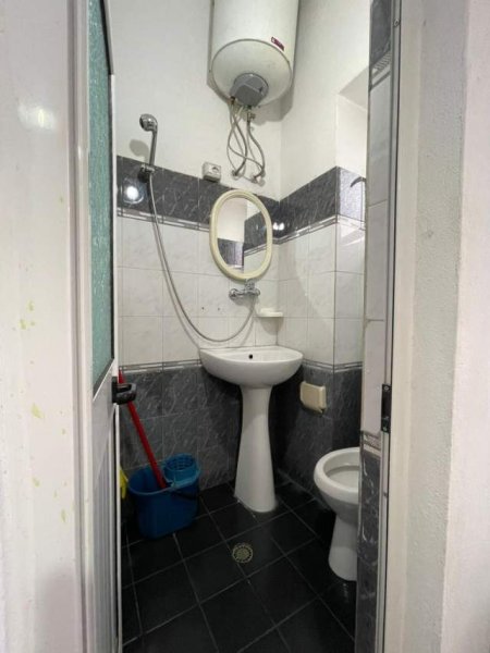 Tirane, jap me qera garsonier 1+1 Kati 2, 38 m² 220 Euro (Medreseja)