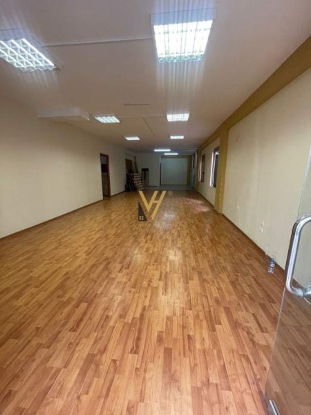 Tirane, jepet me qera zyre Kati 1, 200 m² 1.000 Euro (KODRA E DIELLIT)