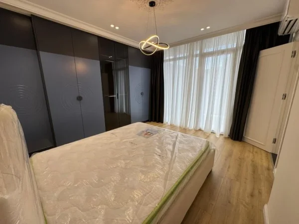 Tirane, shitet apartament 3+1 Kati 5, 168 m² 400.000 € 