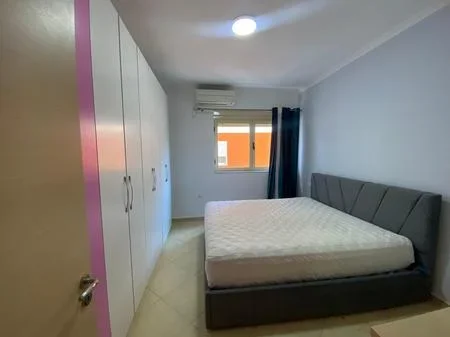 Tirane, jepet me qera apartament 2+1+Post Parkimi+Ballkon Kati 4, 110 m² 1.000 € (Liqeni i Thate)