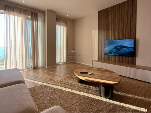 Vlore, jepet me qera apartament 2+1 Kati 1, 121 m² 600 € (PRANE LUNGOMARE VLORE REZIDENCA ODEON)