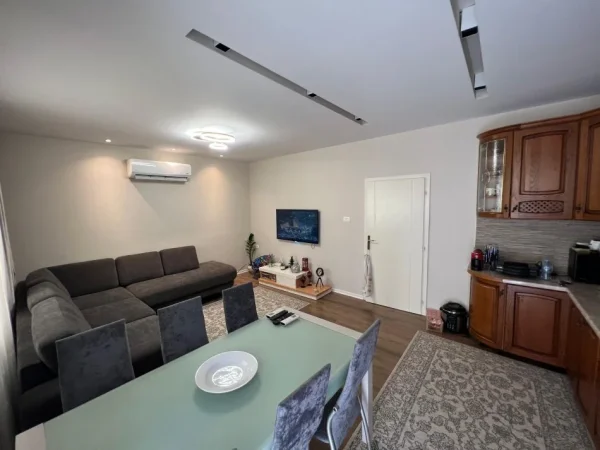 Tirane, jepet me qera apartament 2+1 Kati 2, 500 € 