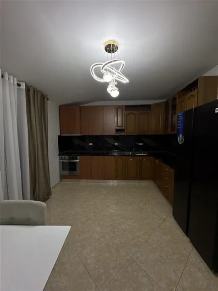 Tirane, jepet me qera apartament 2+1 Kati 5, 140 m² 550 € (Universiteti Europian ne Porcelan)
