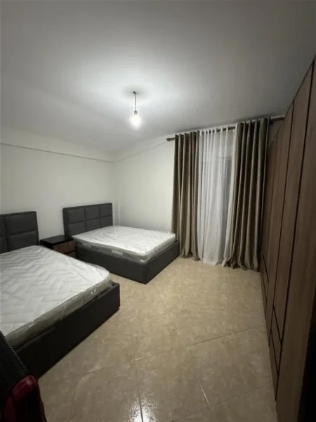 Tirane, jepet me qera apartament 2+1 Kati 5, 140 m² 550 € (Universiteti Europian ne Porcelan)