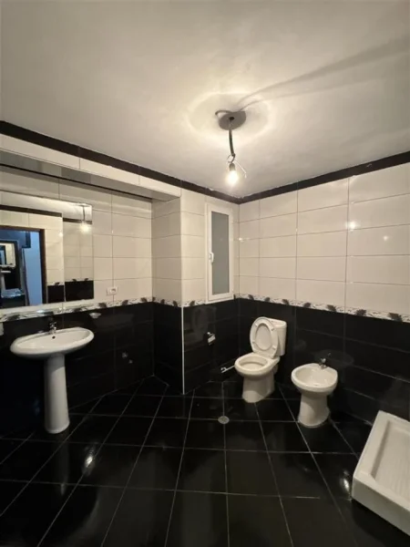 Tirane, jepet me qera apartament 2+1 Kati 5, 140 m² 550 € (Universiteti Europian ne Porcelan)