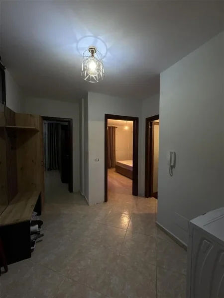 Tirane, jepet me qera apartament 2+1 Kati 5, 140 m² 550 € (Universiteti Europian ne Porcelan)
